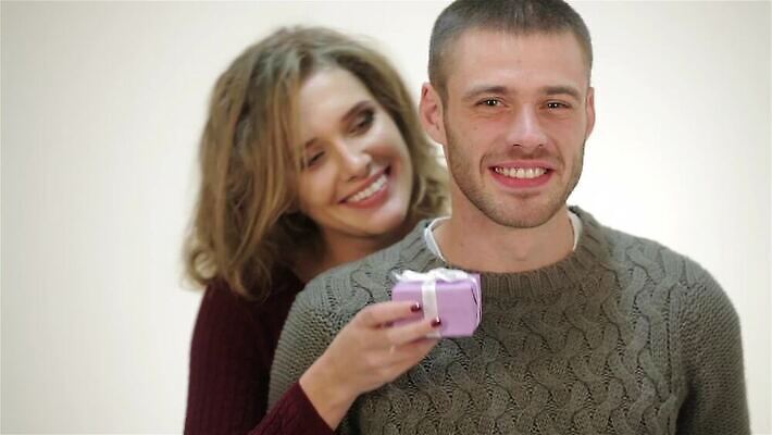 백인 모자 라이프스타일 커플 응시 여자 남자 행복 백그라운드 크리스마스 2 산타모자 관계 휴가 새해 함께함 실내 발렌타인데이 선물 사랑 미소 사람 성인 두명 빨간색 친구 상자 산타클로스 축제 목도리 놀람 흰색 축하 잡기 스웨터 흰배경 주기 고립 MP4 해외동영상 클립영상 서양인 모자_잡화 시선 잡화 기념일 감정 컬러 컨셉 상의 모션 데이이벤트 표정 내부 생활 동영상 파일형식