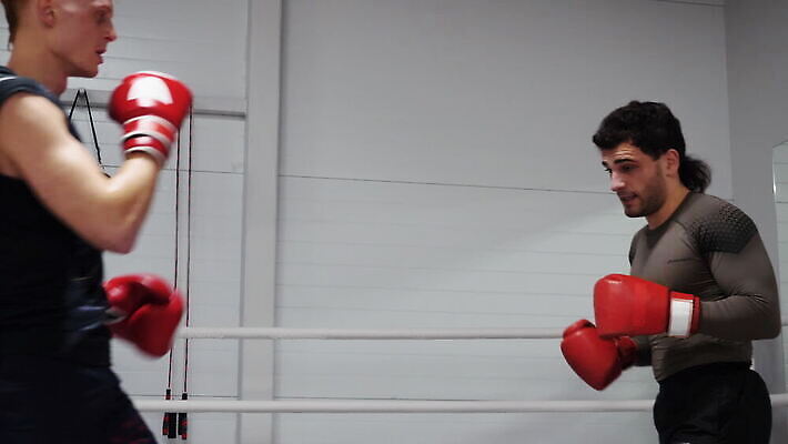 백인 직업 옷 남자 스포츠 운동화 2 함께함 사람 성인 두명 운동복 상자 운동 강사 힘 반지 권투글러브 공격 연습 클럽 체육관 싸움 근육질 때리기 운동가 킥복싱 타격 MOV 해외동영상 클립영상 서양인 신발 컨셉 장신구 모션 근육 건강 권투 글러브 몸매 동영상 파일형식