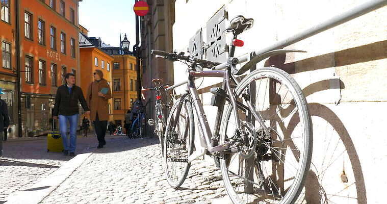 백인 손 커플 여자 남자 유럽 여행 2 가방 건축양식 가족 하늘 거리 주택 스웨덴 사람 성인 사람없음 야외 건물 햇빛 태양 여행객 여행가방 자전거 산책 잡기 도시 역사 스톡홀름 옛날 조언 4K MOV 해외동영상 클립영상 자연요소 서양인 건축물 잡화 건축 나라 관계 모션 휴식 북유럽 신체부위 바이크 동영상 파일형식