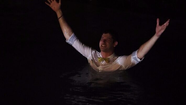 백인 옷 기념일 남자 신랑 결혼 셔츠 호텔 나비넥타이 휴가 수영장 한명 미소 사람 이벤트 야외 물 여름 파티 손들기 수영 어둠 젖음 자유 생일 씻기 야간 저녁 당구 만취 빌라 즐거움 휴양지 발리 MOV 해외동영상 클립영상 자연요소 서양인 1 계절 감정 섬 컨셉 상의 모션 숙소 넥타이 주택 표정 구기 청결 장소 수상스포츠 인도네시아 동영상 술취함 파일형식