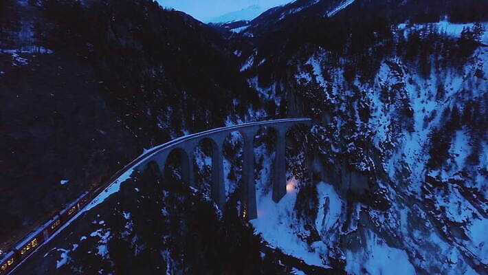 나무 겨울 교통시설 자연 하늘 산 안테나 사람없음 야외 세로 강 골짜기 기찻길 기차 추위 흰색 터널 야간 저녁 숲 스위스 알프스 갸우뚱 공학 빛망울 항공촬영 구름다리 랜드마크 옛날 조감도 4K MOV 해외동영상 클립영상 자연요소 식물 계절 교육 유럽 길 육상교통 뷰포인트 컬러 교통 통신 모션 대중교통 빛 다리_건축물 시설 생태계 동영상 파일형식