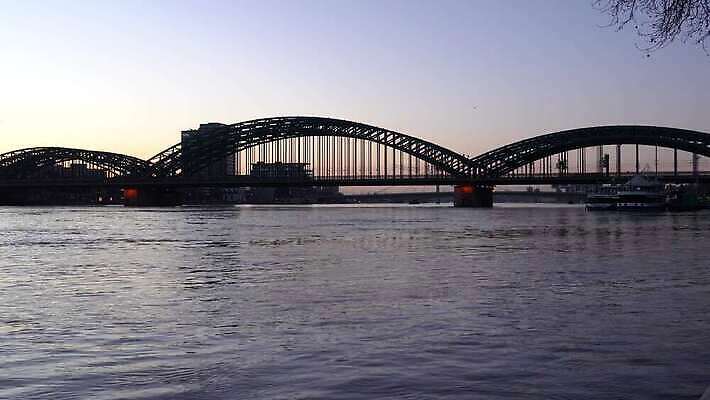 유럽 여행 자연 하늘 독일 파노라마 풍경 사람없음 야외 건물 물 관광지 강 일출 환경 젖음 도시 보트 개울 도심 강가 홍수 생태계 타운 내추럴 랜드마크 명승지 재앙 쾰른 4K MP4 해외동영상 클립영상 자연요소 건축물 나라 배_교통 촬영기법 노을 자연재해 동영상 파일형식