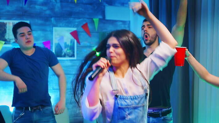 학생 라이프스타일 여자 남자 행복 음악 노래 응원 탁자 주택 함께함 미소 사람 앉기 성인 사람없음 친구 빛 파티 점프 소리 우정 그룹 닫기 마이크 네온 주말 목소리 노래방 4K MOV 해외동영상 클립영상 감정 음향기기 가구 컨셉 관계 모션 문화예술 표정 이벤트 건물 생활 동영상 파일형식