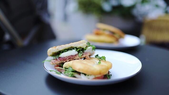 접시 음식 빵 백그라운드 토마토 채소 재료 영국 잉글랜드 치즈 패스트푸드 샌드위치 건강 요리 사람없음 초록색 식사 이탈리아 샐러드 시골 신선 뜨거움 맛 그릴 아침식사 상추 만취 유기농 슬라이스 브런치 토스트 레시피 동영상 점심식사 모짜렐라치즈 채식주의자 카프레제 맛있는 MOV 해외동영상 클립영상 식기 웰빙 유럽 컬러 컨셉 주방용품 유제품 인스턴트 채식 술취함 파일형식