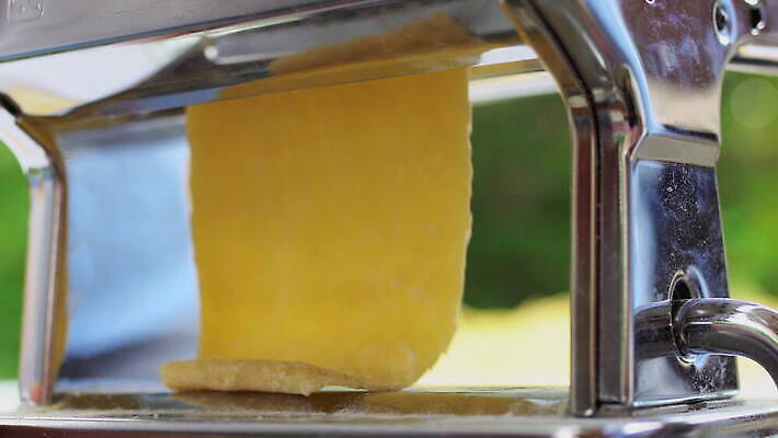 손 여자 줄 음식 빵 탁자 추상 주택 건조 파스타 건강 스파게티 관리 사람 사람없음 햇빛 노란색 기계 이탈리아 면 업무 수프 자르기 시리얼 국수 반죽 만들기 밀가루 라비올리 라자냐 마카로니 이스트 특별함 핸드메이드 토르텔리니 4K MOV 해외동영상 클립영상 유럽 컬러 가구 컨셉 무늬 모션 서양음식 건물 신체부위 태양 면류 작업 이탈리아음식 가루 동영상 파스타면 파일형식