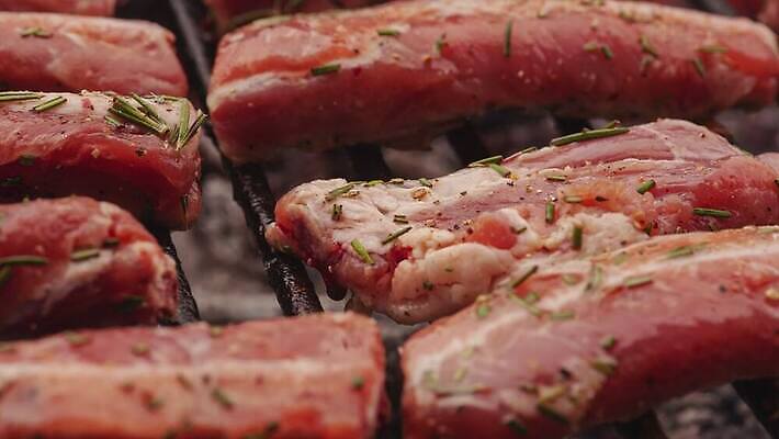 음식 백그라운드 불 건강 육류 돼지고기 스테이크 요리 사람없음 야외 빨간색 여름 소풍 파티 식당 요리사 식사 저녁식사 소고기 신선 뜨거움 연기 맛 그릴 바비큐 자르기 굽기 먹기 준비 갈비뼈 바비큐립 점심식사 맛있는 4K MOV 해외동영상 클립영상 자연요소 직업 계절 컬러 컨셉 식재료 모션 주방용품 뼈 서양음식 이벤트 야외활동 상점 구이 동영상 파일형식