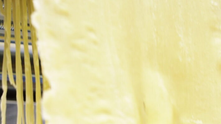 손 여자 줄 음식 빵 탁자 추상 주택 건조 파스타 건강 스파게티 관리 사람 사람없음 햇빛 노란색 기계 이탈리아 면 업무 수프 자르기 시리얼 국수 반죽 만들기 밀가루 라비올리 라자냐 마카로니 이스트 특별함 핸드메이드 토르텔리니 4K MOV 해외동영상 클립영상 유럽 컬러 가구 컨셉 무늬 모션 서양음식 건물 신체부위 태양 면류 작업 이탈리아음식 가루 동영상 파스타면 파일형식