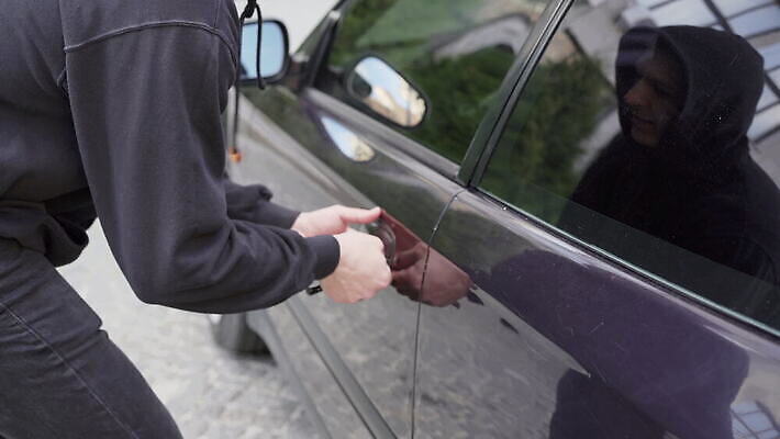 백인 남자 자동차 거리 가면 한명 안전 사람 문 펼침 공구 도시 오픈 폭력 범죄 위험 주차 도둑 절도 보안 문제 보험 깡패 나쁜 격파 단절 불법 자동 뺏기 4K MOV 해외동영상 클립영상 서양인 1 육상교통 컨셉 모션 도구 범죄인 사회이슈 동영상 파일형식