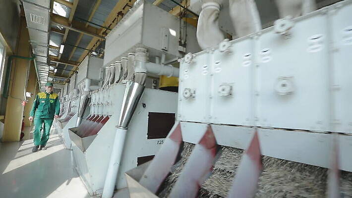 식물 산업 선 농업 비즈니스 포장 공장 모션 해바라기 건강 씨앗 한명 안전 기계 장비 벨트 신선 업무 제조 기름 쓰레기 상품 컨테이너 자르기 유기농 날것 짐싸기 단백질 자동화 컨베어밸트 MOV 해외동영상 클립영상 1 웰빙 잡화 꽃 음식 공업 사람 작업 동영상 영양소 파일형식