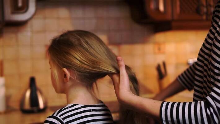 드레스 여자 딸 행복 어린이 가족 관계 엄마 주택 함께함 한명 미소 성인 목재 부모 컬러풀 금발 머리 주방 줄무늬 기쁨 방 붓 머리빗 잠 편안함 조심 고립 돌봄 타격 텅스텐 장식술 MP4 해외동영상 클립영상 나무 1 헤어스타일 옷 감정 컬러 컨셉 무늬 재료 모션 표정 사람 건물 신체부위 장식 미용용품 감각 원소 동영상 파일형식