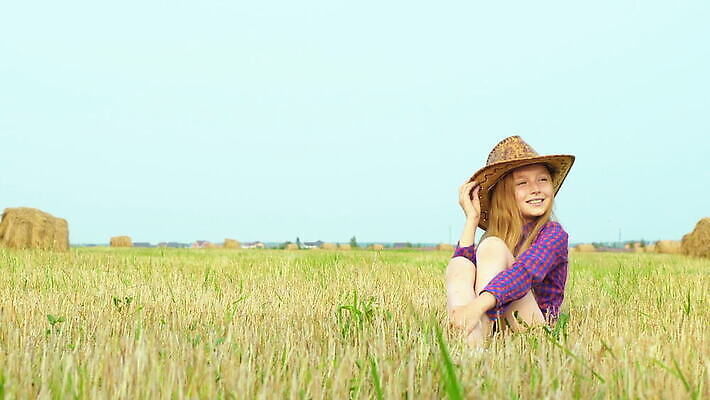 모델 응시 여자 행복 얼굴 포즈 백그라운드 셔츠 밭 농업 한명 사람 야외 10대 농장 유행 카메라 마을 촬영 모임 수확 시골 카우보이 건초더미 볏짚 발사 체크무늬 카우보이모자 밀짚 밭일 서쪽 MOV 해외동영상 클립영상 모자_잡화 1 시선 감정 산업 상의 무늬 청소년 신체부위 전자제품 건초 짚 방향 동영상 파일형식 더미