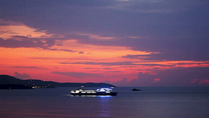 계절 파도 바다 여행 하늘색 요트 자연 하늘 휴가 항해 따뜻함 사람없음 물 파란색 뷰티 맑음 일몰 보트 고급 큼 크루즈 지중해 함선 네비게이션 알바니아 파라다이스 타임랩스 MOV 해외동영상 클립영상 자연요소 컬러 컨셉 배_교통 날씨 촬영기법 노을 크기 생태계 동영상 파일형식 남유럽