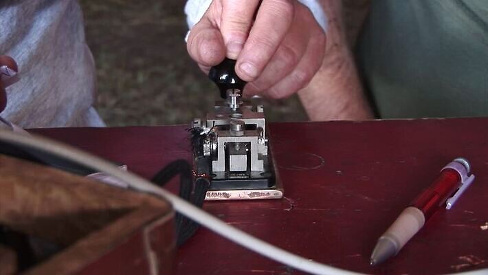 손 통신 손가락 열쇠 사람없음 사무실 수확 골동품 도구 메시지 역사 암호 무선전화기 라디오 신호 과거 철사 스위치 전송 소통 구식 송신기 옛날 운영자 코딩 MP4 해외동영상 클립영상 컨셉 농업 비즈니스 신체부위 전자제품 전화기 동영상 컴퓨터교육 파일형식