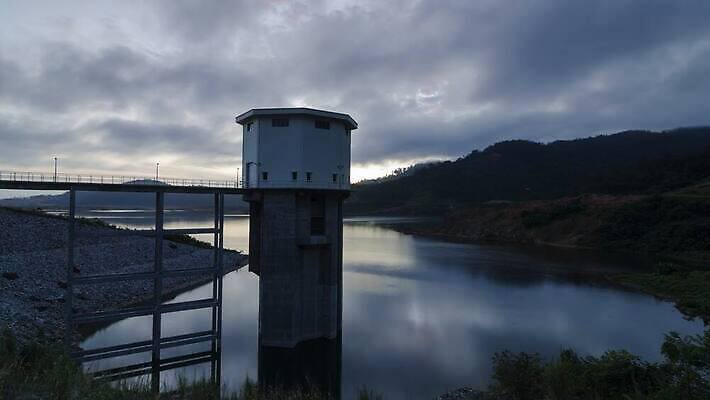 실루엣 산업 호수 벽 자연 표시 건조 풍경 사람없음 물 파란색 강 환경 힘 에너지 저수지 댐 측정 눈금 가뭄 공학 말레이시아 깊이 콘크리트 4K 타임랩스 페낭 MP4 해외동영상 클립영상 자연요소 공공시설 교육 아시아 컬러 날씨 촬영기법 생태계 동영상 파일형식