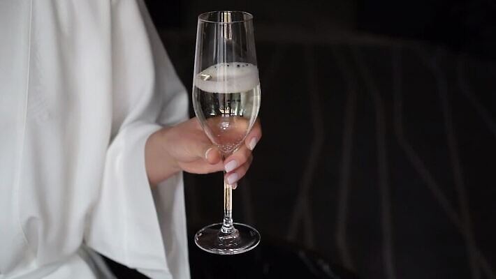 백인 손 여자 기념일 음료 결혼 와인잔 응원 유리 성공 아침 휴가 기념 주류 사람 이벤트 사람없음 파티 와인 축제 침실 흰색 축하 알코올 잡기 목욕가운 칵테일 생일 액체 아침식사 샴페인 토스트 유리그릇 메를로 양조장 스플래쉬 MOV 해외동영상 클립영상 주간 서양인 그릇 빵 컬러 컨셉 술잔 모션 재질 신체부위 식사 가운 동영상 파일형식