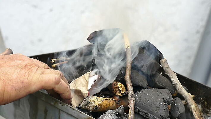 산업 백그라운드 가족 자연 불꽃 사람없음 여름 소풍 파티 식당 검은색 힘 에너지 뜨거움 연기 그릴 위험 장작 모닥불 철 연료 숯 고립 뒤뜰 석탄 옛날 재 철강 비어있는 MOV 해외동영상 클립영상 계절 컬러 컨셉 관계 주방용품 불 이벤트 야외활동 상점 생태계 동영상 파일형식