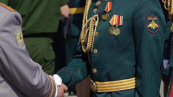 손 무기 선 유니폼 휴가 함께함 부츠 경비 이벤트 사람없음 축제 힘 총 벨트 축하 변화 보호 군중 공격 5월 배열 흔들림 군용 전쟁 정사각형 러시아 시스템 육군 변장 질서 병정 애국심 명령 오케스트라 떨림 러시아인 장교 줄서기 필승 해병대 반복 규칙적 4K MOV 해외동영상 클립영상 도형 서양인 잡화 옷 유럽 신발 컨셉 모션 군대 안전 사람 신체부위 예절 악단 우승 날짜 동영상 파일형식