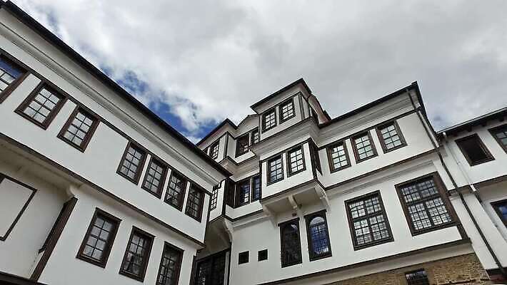 전통 유럽 문화 호수 여행 백그라운드 건축양식 창문 하늘 지붕 휴가 산 거리 아파트 주택 파노라마 풍경 사람없음 야외 건물 물 여름 파란색 도시풍경 여행객 맑음 흰색 도시 성 역사 재산 묘사 언덕 타운 마케도니아 옛날 4K MP4 해외동영상 클립영상 자연요소 건축물 계절 건축 나라 컬러 날씨 촬영기법 사람 금융 동영상 파일형식 남유럽