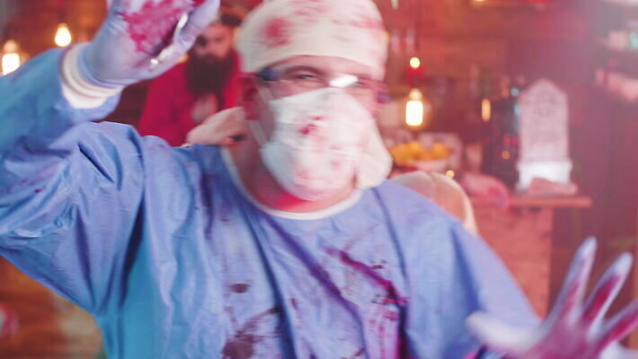 옷 안경 장갑 백그라운드 휴가 전등 조명 가면 성인 장식 친구 파티 황혼 할로윈 의사 춤 바 혈액 야간 위험 무서움 자르기 붕대 변장 외과 10월 호러 4K MOV 해외동영상 클립영상 자연요소 잡화 감정 컨셉 의학 관계 모션 문화예술 병원 사람 이벤트 일몰 의료진 날짜 공포 동영상 파일형식