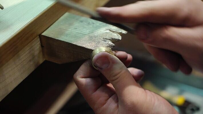 백인 직업 손 디자인 산업 장신구 공장 불 노동자 기술 관리 창조 사람없음 빛 금속 장비 공구 반지 잡기 업무 작업실 황금 고급 수리 제조 은색 상품 보석 만들기 다이아몬드 고정 닦기 판화 공예가 백금 MOV 해외동영상 클립영상 자연요소 서양인 컬러 컨셉 공업 모션 재질 미술 신체부위 도구 작업 광석 동영상 파일형식