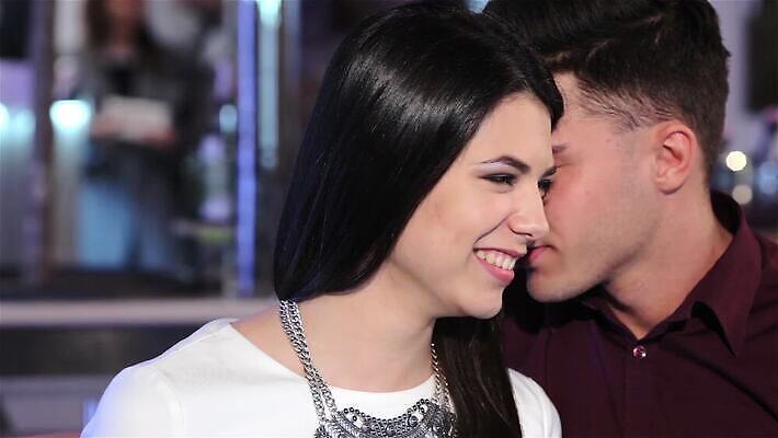 라이프스타일 커플 여자 남자 행복 음료 셔츠 데이트 관계 유리 갈색머리 함께함 사랑 미소 웃음 사람 두명 빨간색 식당 와인 카페 기쁨 낭만 만남 터치 축하 잡기 바 닫기 유혹 귓속말 손목시계 귀 토스트 MP4 해외동영상 클립영상 헤어스타일 감정 빵 시계 컬러 컨셉 상의 장신구 모션 재질 주류 표정 생활 신체부위 상점 동영상 파일형식