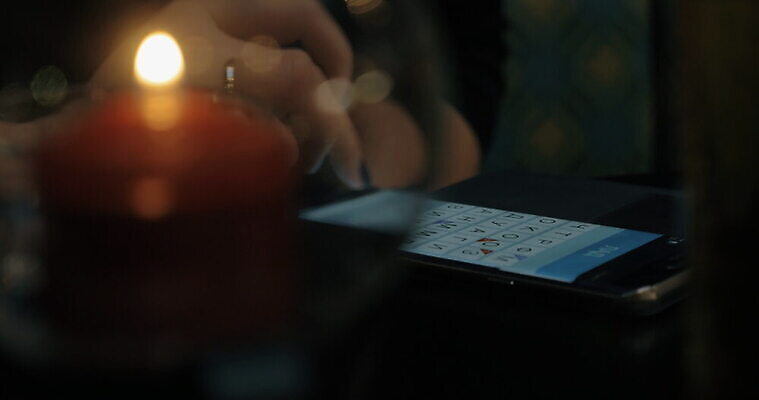 손 놀이 모바일 세포 사람없음 신체부위 단어 스마트폰 핸드폰 스크린 게임 퍼즐 수수께끼 구부린 편지 검색 터치스크린 4K MOV 해외동영상 클립영상 문자 모션 사람 전자제품 스마트기기 동영상 파일형식