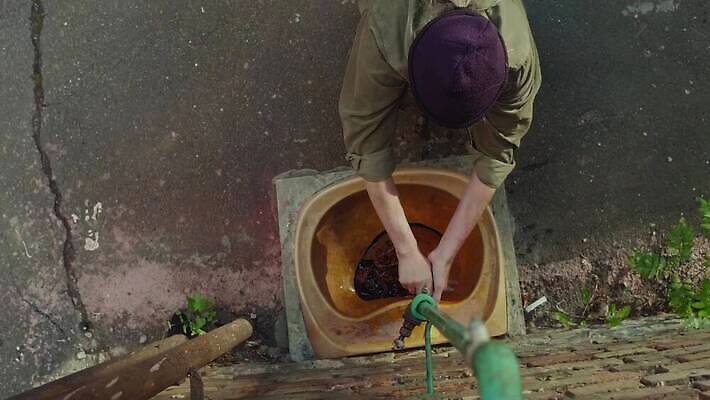 거리 돌담 한명 사람 야외 물 청결 추위 코트 좌절 닫기 씻기 가난 청소 버리기 리빙 거지 구걸 노숙자 위생관리 헬프 4K MP4 해외동영상 클립영상 자연요소 1 감정 컨셉 모션 관리 담장 외투 돌_바위 도움 위생 동영상 파일형식