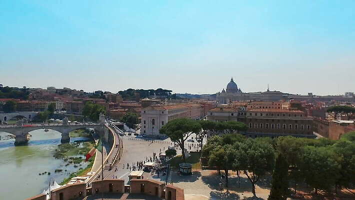 유럽 종교 문화 여행 건축양식 파노라마 풍경 사람없음 건물 물 강 도시풍경 반사 성당 교회 항구 맑음 이탈리아 도시 로마 정사각형 장면 스카이라인 랜드마크 로마인 르네상스 바실리카 수도권 4K MOV 해외동영상 사도궁 클립영상 자연요소 도형 건축물 건축 나라 종교건축 교통시설 날씨 촬영기법 인종 궁전 지역 동영상 바티칸 파일형식