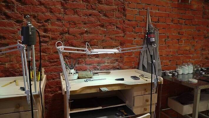 백인 직업 손 디자인 산업 장신구 공장 불 노동자 기술 관리 창조 사람없음 빛 금속 장비 공구 반지 잡기 업무 작업실 황금 고급 수리 제조 은색 상품 보석 만들기 다이아몬드 고정 닦기 판화 공예가 백금 MOV 해외동영상 클립영상 자연요소 서양인 컬러 컨셉 공업 모션 재질 미술 신체부위 도구 작업 광석 동영상 파일형식