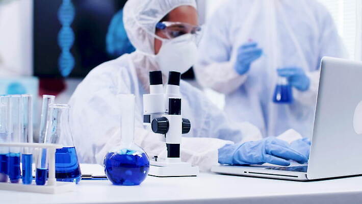 여자 산업 과학 유리 탁자 건강 현미경 실험 사람없음 파란색 거품 장비 액체 실험실 연기 천 과학자 플라스크 분석 비커 유리그릇 튜브 공식 원뿔 반응 방법 화학물질 화학자 4K 유체 MOV 해외동영상 클립영상 도형 직업 그릇 컬러 가구 컨셉 재질 실험기구 사람 직물 화학 동영상 학자 파일형식