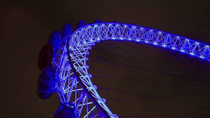 유럽 여행 하늘 휴가 영국 잉글랜드 파노라마 사람없음 파란색 빛 장비 도시 체험 바퀴 닫기 야간 런던 빛망울 꼬투리 되감기 랜드마크 수도권 웅장함 MOV 해외동영상 클립영상 자연요소 나라 컬러 컨셉 모션 촬영기법 지역 동영상 파일형식