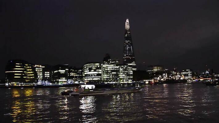 유럽 여행 비즈니스 건축양식 유리 하늘 영국 잉글랜드 새로움 사람없음 건물 강 도시풍경 반사 탑 고층빌딩 도시 홀 보트 야간 런던 스카이라인 빛망울 수도권 템스강 MOV 해외동영상 클립영상 자연요소 건축물 건축 나라 컨셉 배_교통 재질 풍경 빌딩 빛 공간 지역 동영상 파일형식