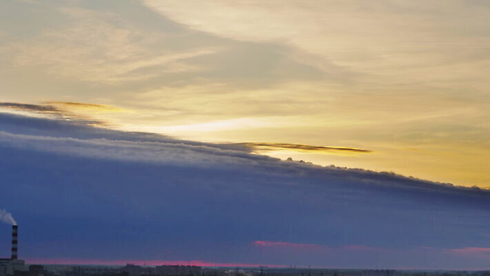 식물 산업 오렌지 공장 하늘 굴뚝 풍경 사람없음 빛 태양 환경 힘 일몰 에너지 오염 연기 제조 스카이라인 낭비 4K 타임랩스 MOV 해외동영상 클립영상 자연요소 컨셉 과일 공업 촬영기법 노을 동영상 파일형식