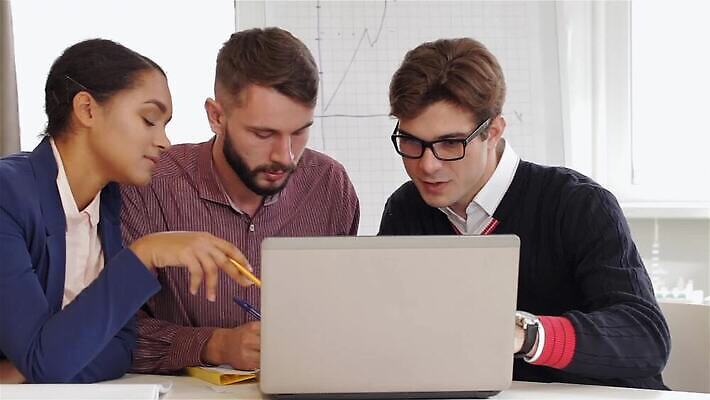 백인 디자인 컨셉 회사 비즈니스 통신 성공 협력 설계 아이디어 함께함 창조 세명 금융 노트북 사무실 유행 스크린 검은색 자료 과학기술 가리킴 비즈니스맨 비즈니스우먼 네트워크 그룹 대표 보여주기 나눔 자원 유지 경영 지원 프로젝트 콜라보레이션 MP4 해외동영상 클립영상 서양인 여자 남자 컬러 모션 기술 사람 손짓 경제 전자제품 직장인 동영상 파일형식