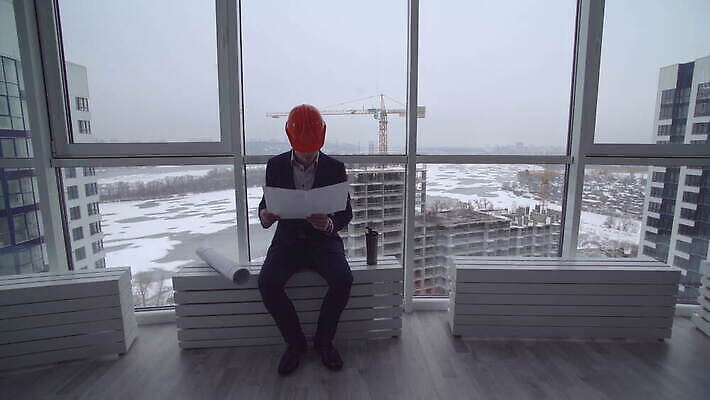 직업 1 디자인 응시 남자 산업 비즈니스 성공 설계 주택 직장 한명 사람 앉기 성인 건물 독서 건설현장 잡기 업무 작업 엔지니어 계획 건축가 땅 집중 확인 청사진 공학 책임자 개발 4K MOV 해외동영상 클립영상 건축물 시선 교육 컨셉 회사 모션 건설업 기술자 동영상 파일형식