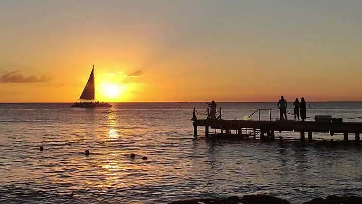 실루엣 호수 모래 바다 섬 여행 오렌지 자연 휴가 휴식 사람 사람없음 야외 목재 물 파란색 햇빛 태양 일출 항구 황혼 일몰 만 저녁 휴양지 방파제 장면 암초 도미니카공화국 이국적 파라다이스 수평선 4K MP4 해외동영상 클립영상 자연요소 나무 공공시설 컬러 컨셉 과일 재료 교통시설 촬영기법 노을 장소 남아메리카 야간 생태계 동영상 파일형식