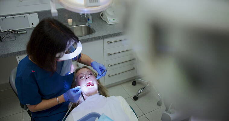 백인 라이프스타일 여자 중년 장갑 영국 잉글랜드 실내 건강 작업복 서기 성인 세명 30대 하이앵글 건강관리 기댐 환자 램프 보호 씻기 청소 치과의사 치과용품 냅킨 작업도구 빛망울 거짓말 위생관리 치위생사 서식스 4K MOV 해외동영상 클립영상 서양인 직업 잡화 옷 유럽 뷰포인트 컨셉 의학 모션 조명 관리 사람 내부 생활 장년 빛 청결 의사 도구 의료용품 동영상 파일형식