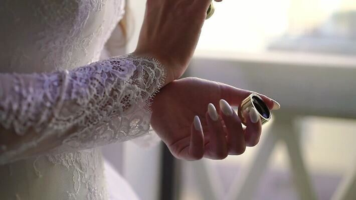 백인 손 결혼 비즈니스 결혼식 사람 성인 사람없음 물 유행 화장품 기쁨 신선 비즈니스맨 고급 우아함 선택 고객 향수 향기 냄새 아로마 분무기 향 악취 데오드란트 돌봄 에어로졸 쾰른 세련 신청 MOV 해외동영상 클립영상 자연요소 서양인 남자 감정 컨셉 모션 독일 이벤트 신체부위 뷰티 직장인 동영상 파일형식