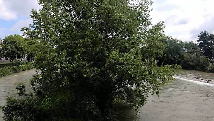 유럽 파도 여행 자연 풍경 사람없음 야외 초록색 물 여름 강 흐름 프랑스 시골 도시 강가 속도 타운 내추럴 프랑스어 랜드마크 옛날 4K MP4 해외동영상 클립영상 자연요소 문자 계절 나라 바다 컬러 컨셉 생태계 동영상 파일형식