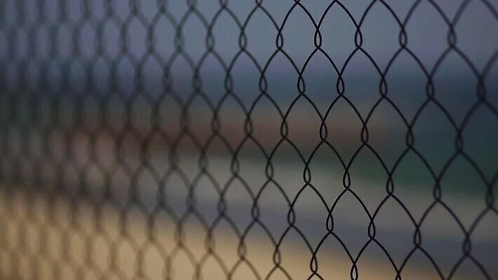 디자인 모래 벽 파도 바다 백그라운드 자연 조류 하늘 추상 사람 풍경 사람없음 물 여름 파란색 울타리 햇빛 태양 항구 경계선 보호 가난 어부 철 부식 보안 철사 블러 화창 수평선 MOV 해외동영상 슬로모션 클립영상 자연요소 동물 직업 계절 선 컬러 컨셉 무늬 교통시설 날씨 촬영기법 안전 담장 경계 생태계 동영상 파일형식