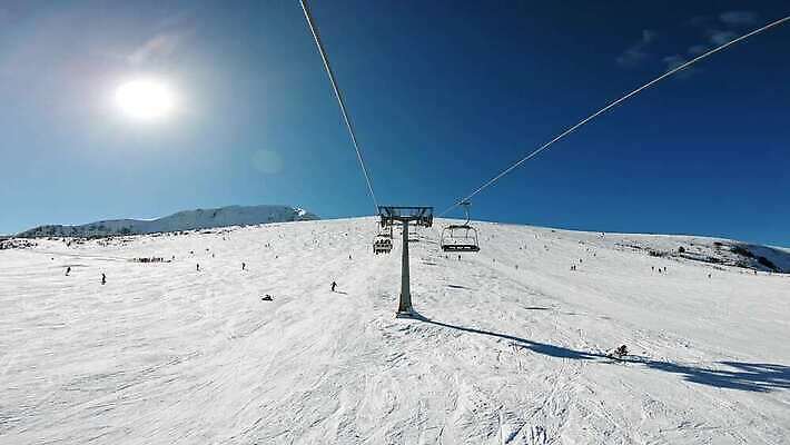 계절 스포츠 여행 겨울 의자 자연 하늘 휴가 스키 산 사람 풍경 경사 사람없음 야외 태양 여행객 맑음 추위 흰색 스노우보드 언덕 휴양지 알프스 리프트 스키선수 스노우보더 불가리아 1인칭시점 4K 반스코 MP4 해외동영상 클립영상 자연요소 시선 유럽 컬러 가구 날씨 겨울스포츠 운동선수 장소 보드_스포츠 생태계 동영상 파일형식 남유럽