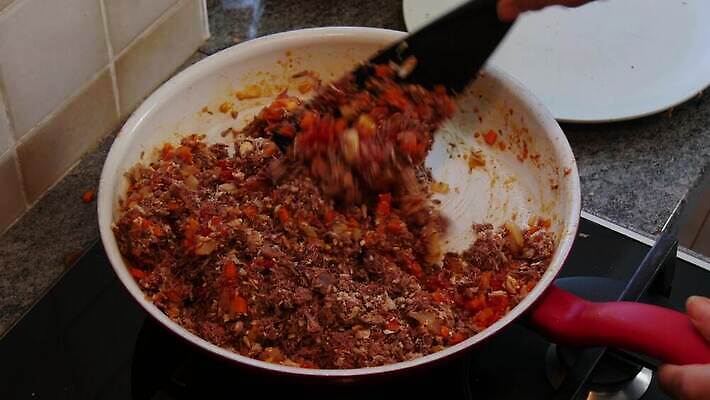 전통 접시 음식 채소 감자 파슬리 육류 요리 사람없음 식사 저녁식사 소고기 시골 굽기 시골집 프랑스어 점심식사 그라탱 다진 캐서롤 핸드메이드 4K MP4 해외동영상 클립영상 문자 식기 식재료 주택 서양음식 용기_그릇 구이 동영상 파일형식