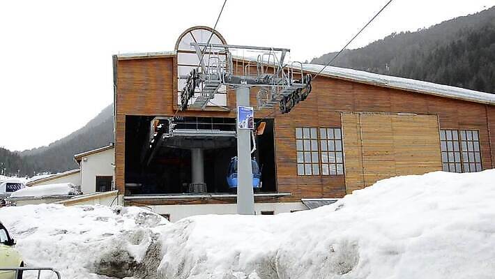 스포츠 여행 겨울 의자 교통시설 자동차 자연 하늘 리조트 휴가 스키 산 안테나 한명 사람 풍경 사람없음 파란색 추위 스노우보드 곤돌라 큼 엘리베이터 철 언덕 속도 리프트 새장 눈보라 동유럽 불가리아 반스코 MOV 해외동영상 클립영상 1 계절 유럽 육상교통 컬러 가구 교통 통신 겨울스포츠 눈 보드_스포츠 크기 시설 생태계 동영상 케이지 파일형식 남유럽
