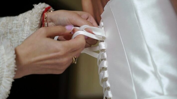 백인 손 드레스 옷 여자 딸 리본 결혼 신혼부부 결혼식 기념 이벤트 성인 유행 귀여움 낭만 흰색 축하 가운 고급 우아함 닫기 묘사 들러리 착용 코르셋 헬프 스타일 놓기 MOV 해외동영상 클립영상 서양인 부부 컬러 컨셉 가족 모션 사람 신체부위 도움 신혼 동영상 하객 파일형식