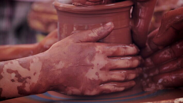 모양 전통 손 문화 어린이 손가락 기술 창조 미술 갈색 꽃병 수확 조끼 업무 바퀴 항아리 도자기 원형 작업실 사발 성형수술 제조 냄비 서식 복고 만들기 예술가 점토 진흙 장인 조형 주인 수공예 공예가 도예가 압력 조각가 핸드메이드 MOV 해외동영상 클립영상 도형 직업 꽃 컬러 농업 모션 문화예술 사람 신체부위 외투 작업 사기그릇 수술 솥 공예 동영상 파일형식