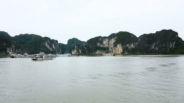 아시아 바다 섬 여행 자연 휴가 휴식 산 주택 동양인 풍경 사람없음 초록색 물 컬러풀 뷰티 전원 만 보트 재산 크루즈 베트남 랜드마크 석회암 이국적 MOV 해외동영상 클립영상 자연요소 나라 컬러 컨셉 배_교통 인종 건물 금융 동남아시아 암석 전기에너지 생태계 동영상 파일형식