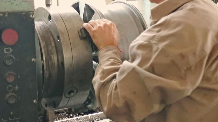 식물 직업 산업 중년 공장 노동자 한명 상점 금속 장비 과학기술 도구 스패너 반지 업무 바퀴 가장자리 제조 상품 균형 회전 타이어 되감기 방법 설치 옛날 철강 MOV 해외동영상 클립영상 1 장신구 공업 재질 기술 사람 성인 공구 작업 둘레 동영상 파일형식