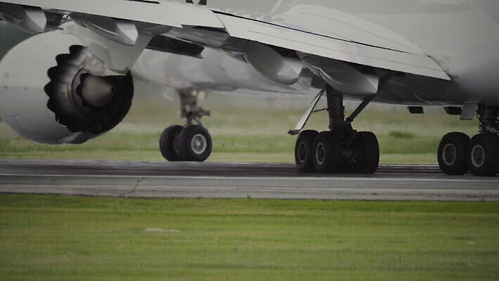 산업 날개 비즈니스 교통시설 비행기 사람없음 글로벌 화물 공항 도착 항공 속도 출발 상업 활주로 제트기 무거움 이륙 엔진 기어 물류 대패 착륙 항공사 4K MOV 해외동영상 클립영상 길 교통 컨셉 항공교통 대중교통 운송업 무게 시설 동영상 파일형식
