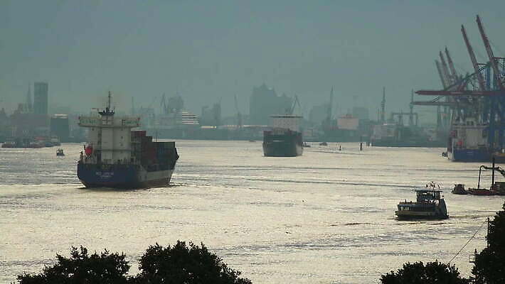 동물 실루엣 산업 교통시설 조류 독일 사람없음 야외 물 강 항구 새벽 보트 기중기 지역 물새 함부르크 4K 락다운 MOV 해외동영상 클립영상 자연요소 유럽 교통 배_교통 촬영기법 중장비 시설 동영상 파일형식