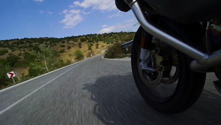 라이프스타일 도로 여행 교통시설 모션 거리 사람없음 야외 금속 자전거 힘 운전 자유 오토바이 시골 바퀴 승차 묘사 속도 순환 느림 모터 라이더 바이크레이서 MOV 해외동영상 클립영상 길 교통 컨셉 재질 생활 바이크 시설 동영상 파일형식